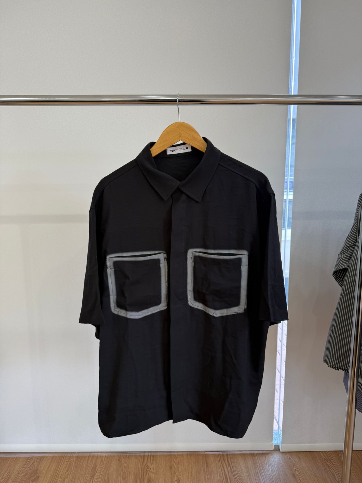 SHORT-SLEEVE POCKETED BLACK SHIRT