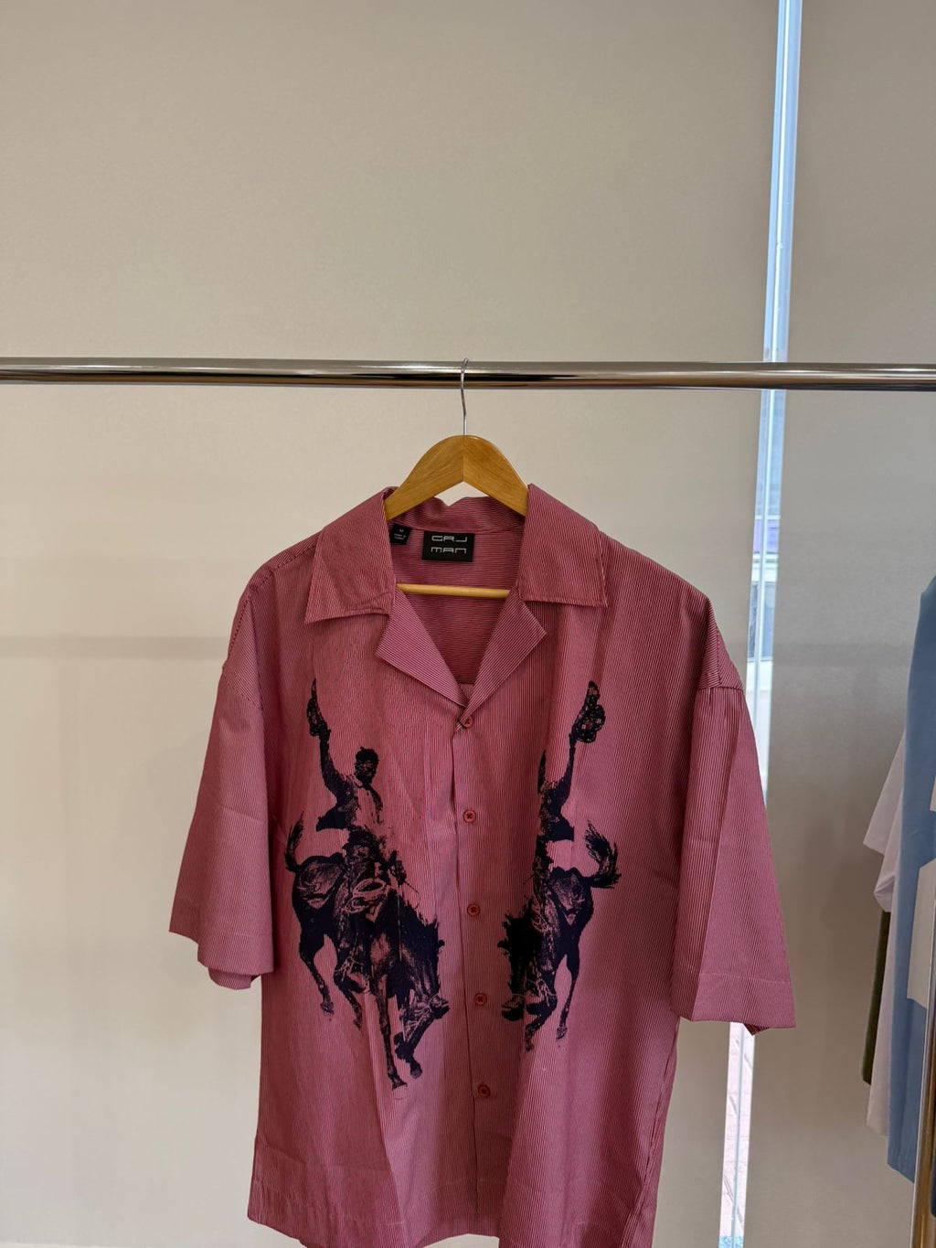 SHORT-SLEEVE PINSTRIPE RODEO RED SHIRT