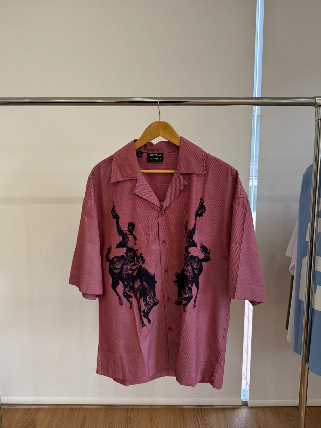 SHORT-SLEEVE PINSTRIPE RODEO RED SHIRT