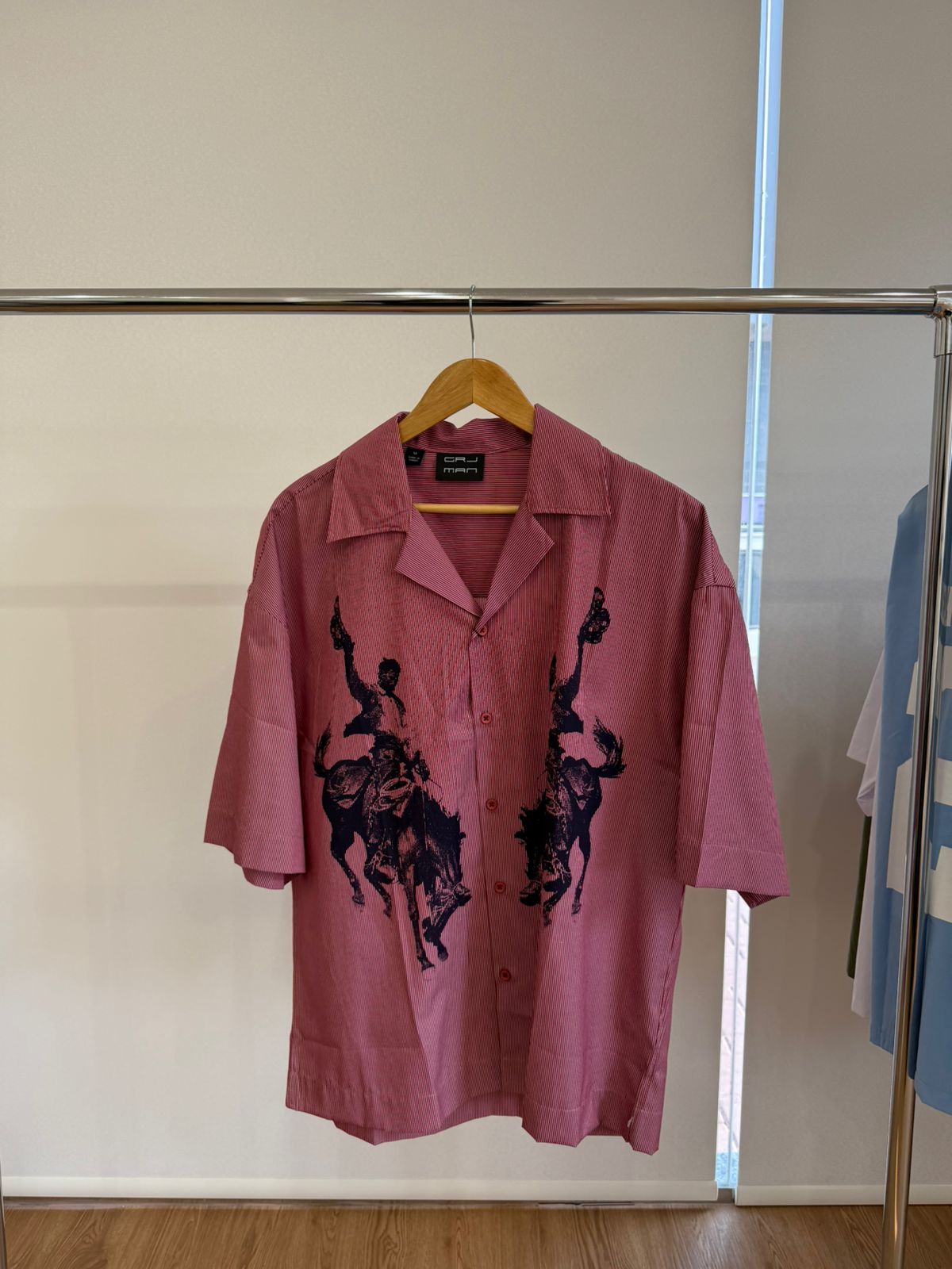 SHORT-SLEEVE PINSTRIPE RODEO RED SHIRT