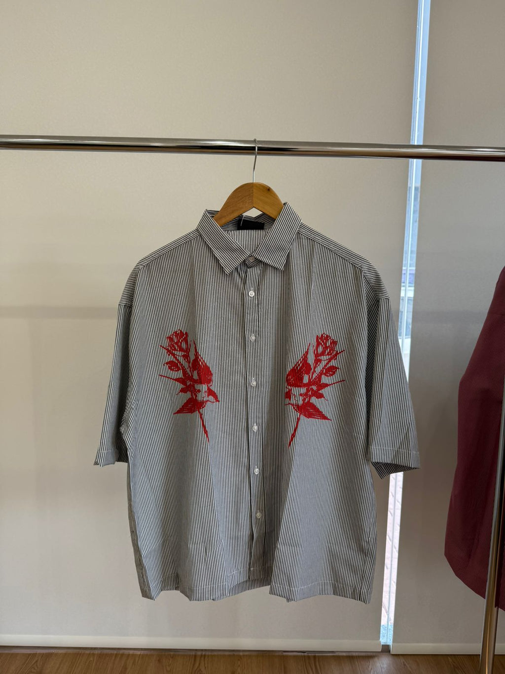 SHORT-SLEEVE PINSTRIPE ROSE GRAY SHIRT