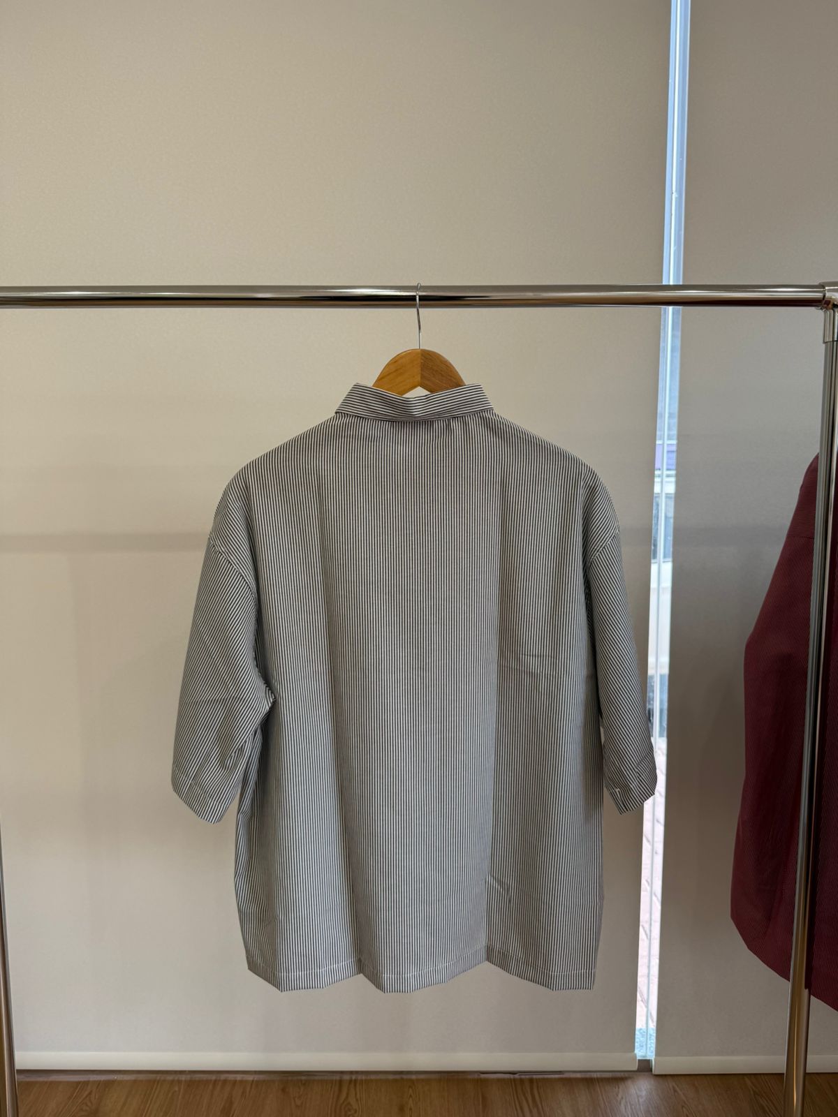 SHORT-SLEEVE PINSTRIPE ROSE GRAY SHIRT