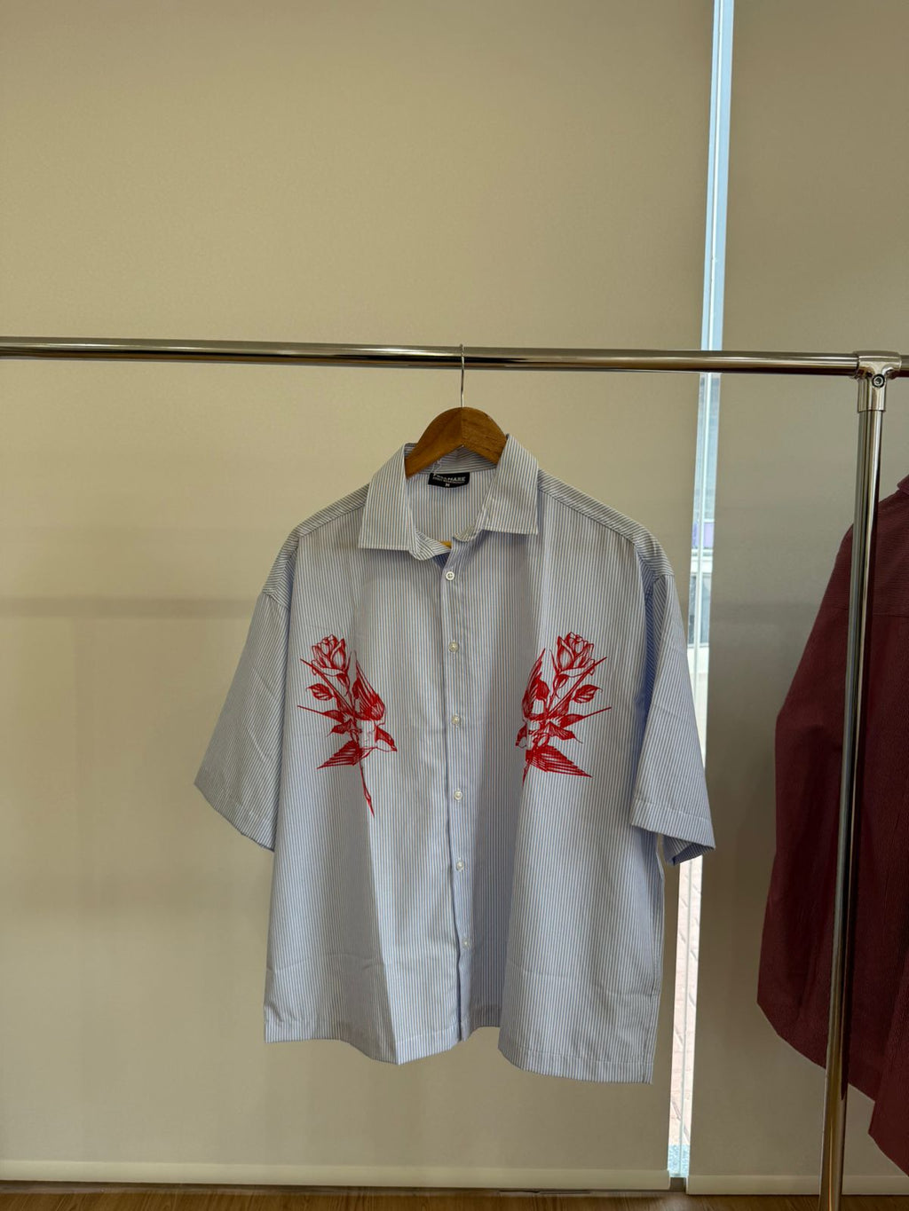 SHORT-SLEEVE PINSTRIPE ROSE WHITE SHIRT