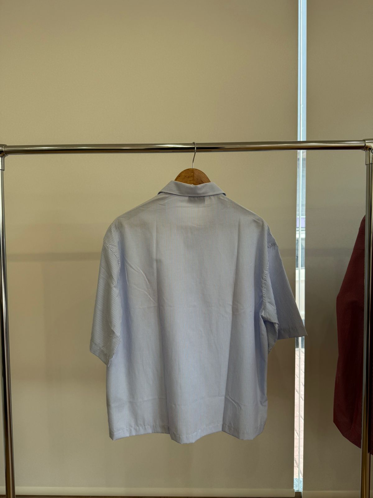 SHORT-SLEEVE PINSTRIPE ROSE WHITE SHIRT