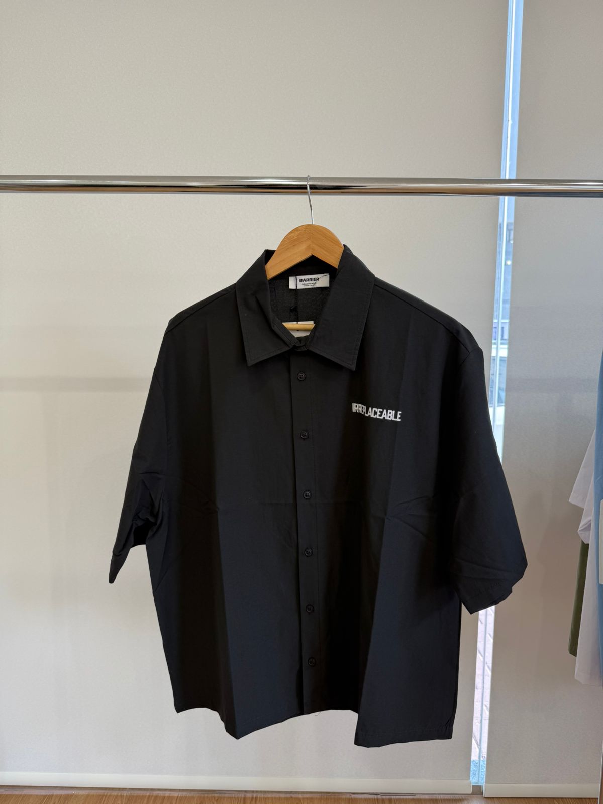 BLACK SHORT-SLEEVE SHIRT