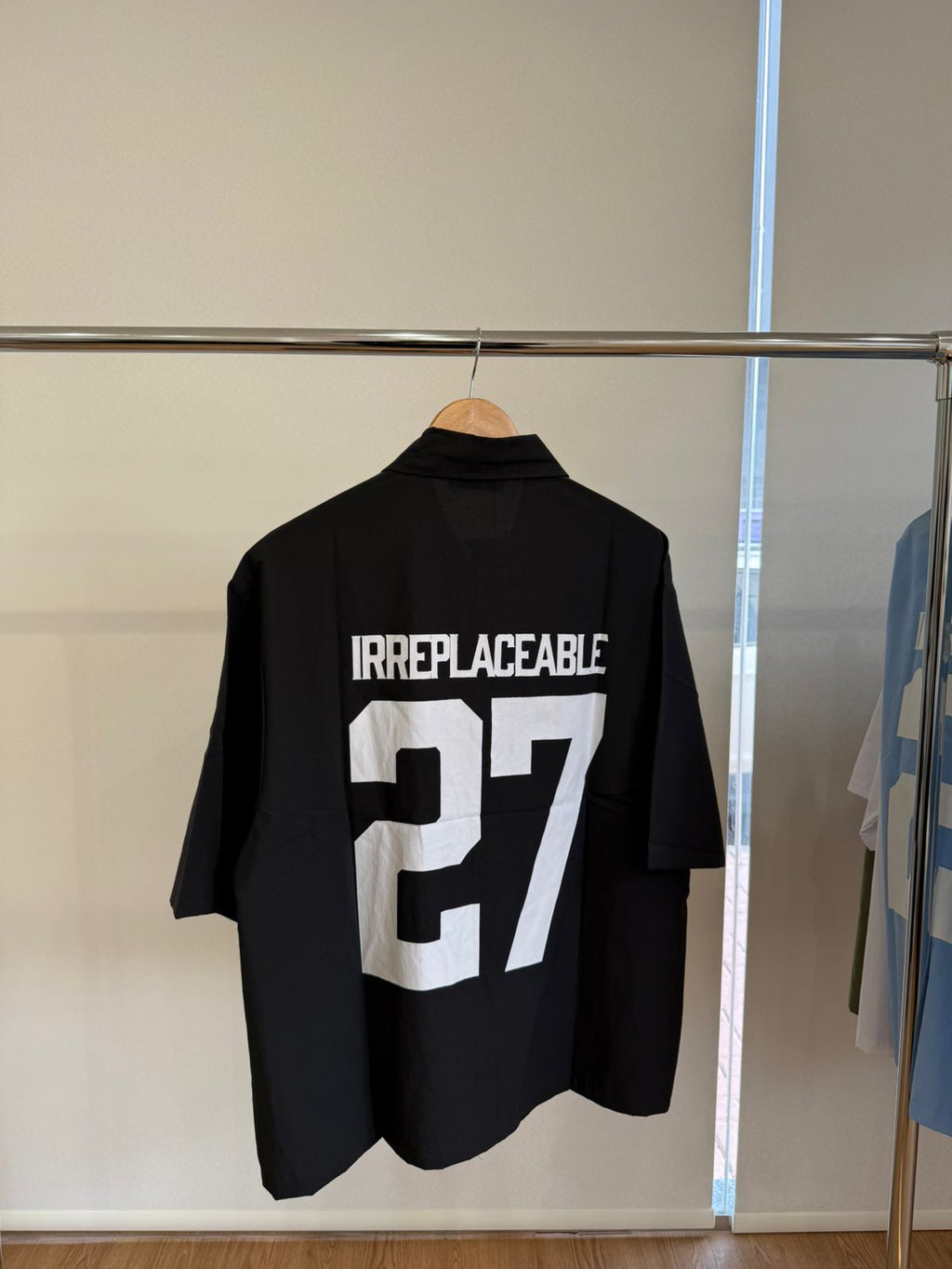 BLACK SHORT-SLEEVE SHIRT