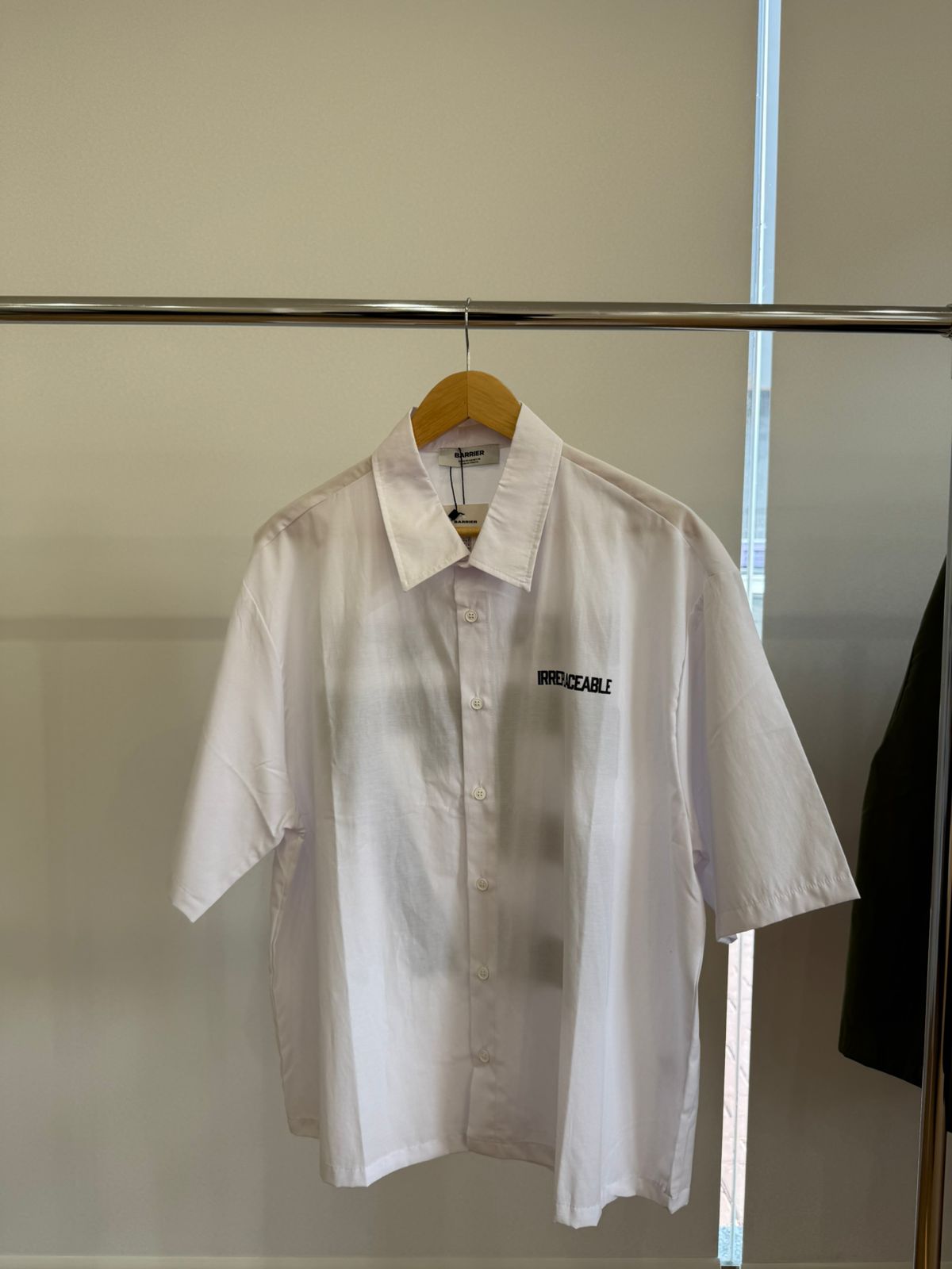 WHITE SHORT-SLEEVE SHIRT