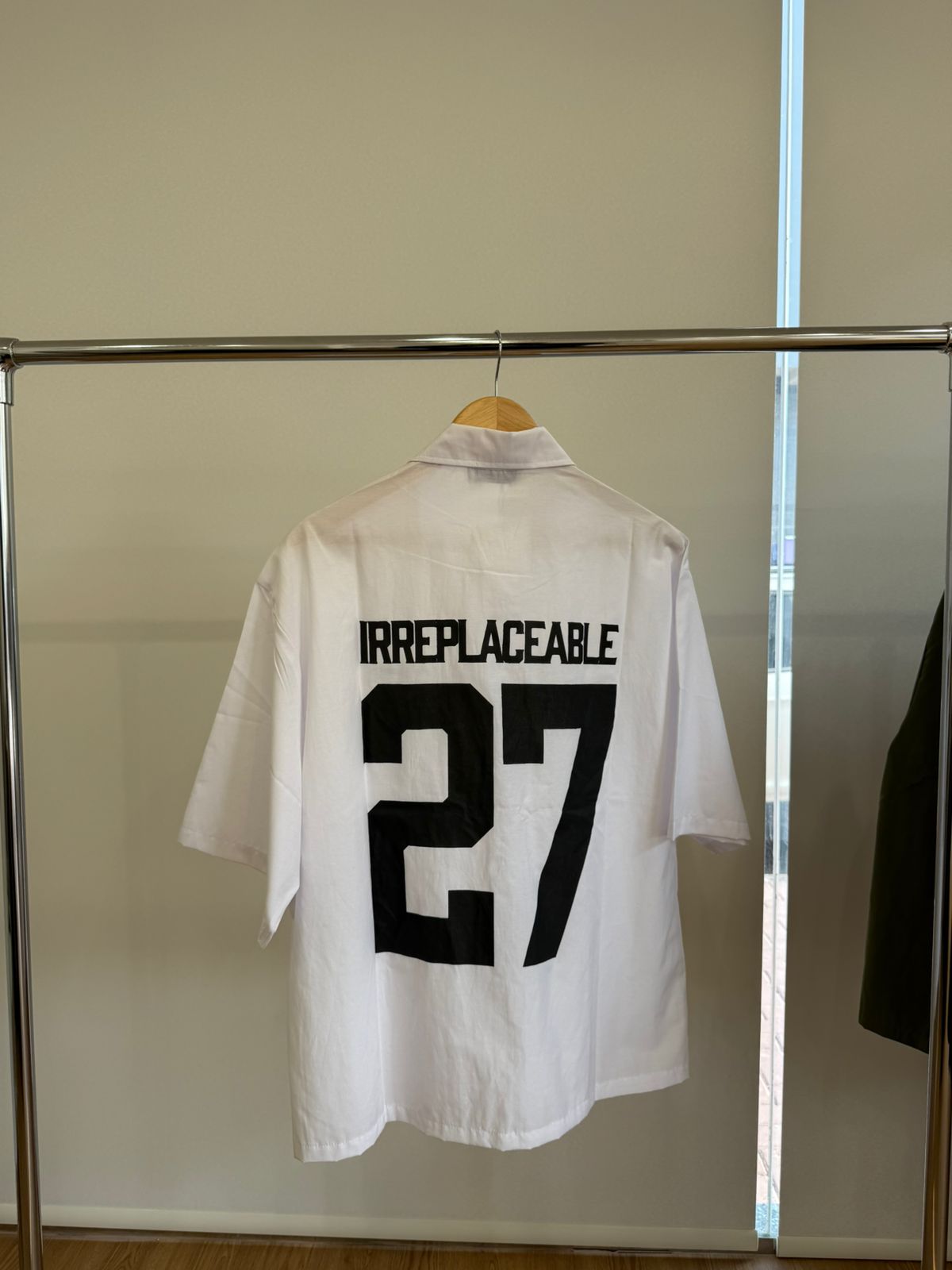 WHITE SHORT-SLEEVE SHIRT