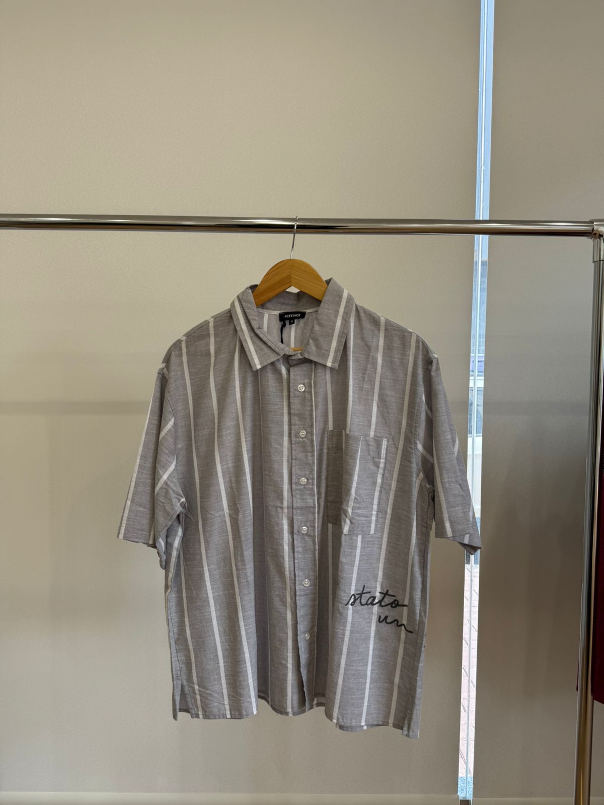 GRAY SHORT-SLEEVE EMBROIDERED STRIPED SHIRT