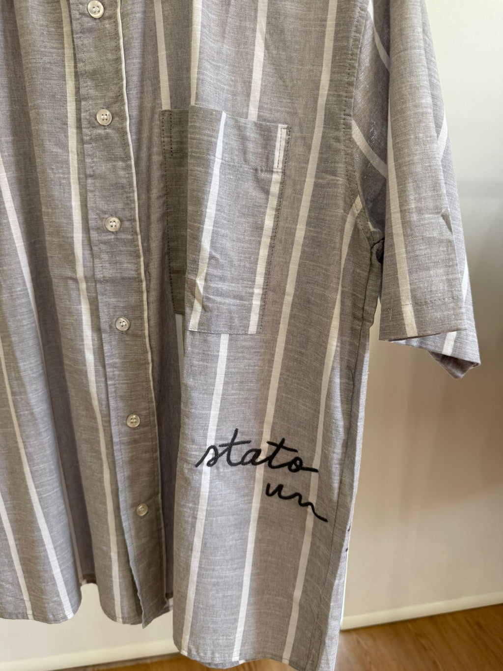 GRAY SHORT-SLEEVE EMBROIDERED STRIPED SHIRT