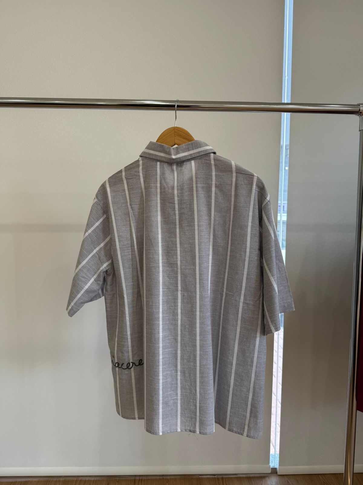 GRAY SHORT-SLEEVE EMBROIDERED STRIPED SHIRT