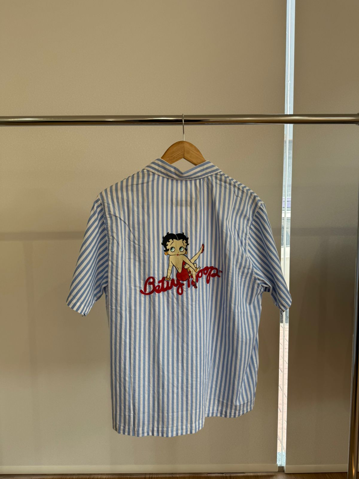 LIGHT BLUE SHORT-SLEEVE EMBROIDERED SHIRT