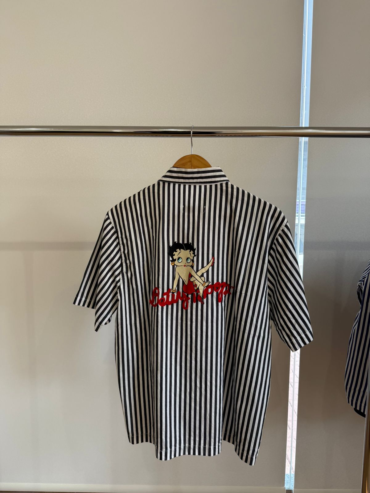 BLACK SHORT-SLEEVE EMBROIDERED SHIRT