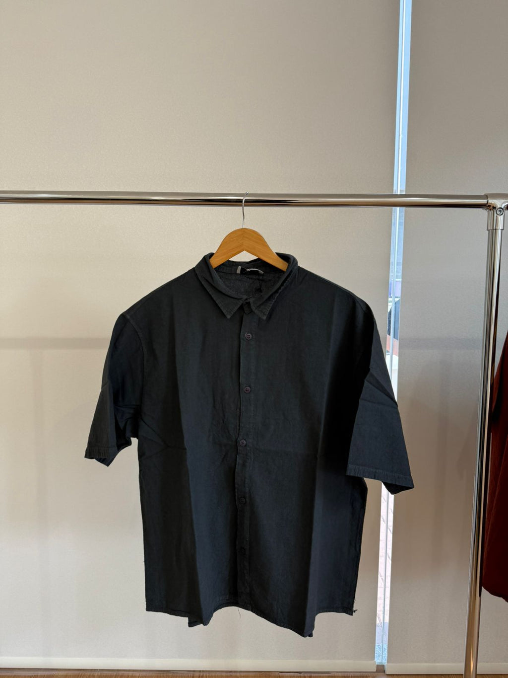 BLACK SHORT-SLEEVE SHIRT