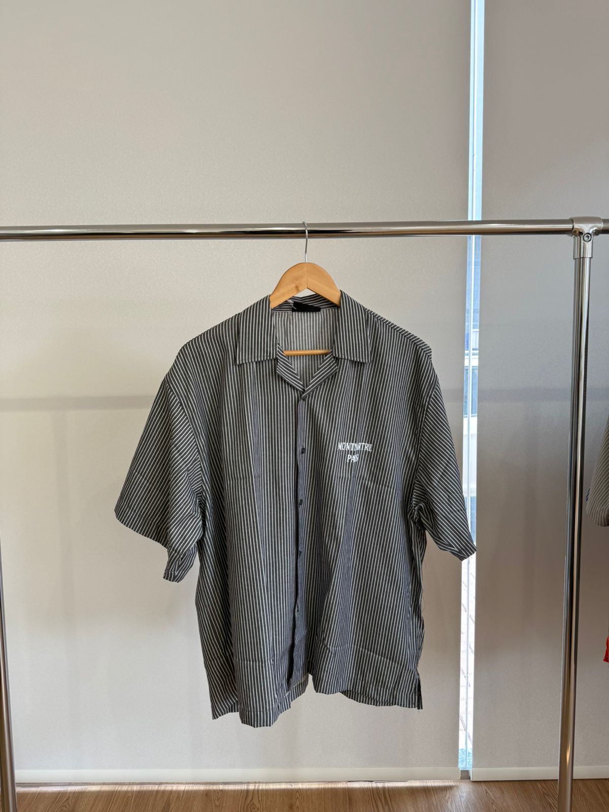 GREY SHORT-SLEEVE STRIPED SHIRT