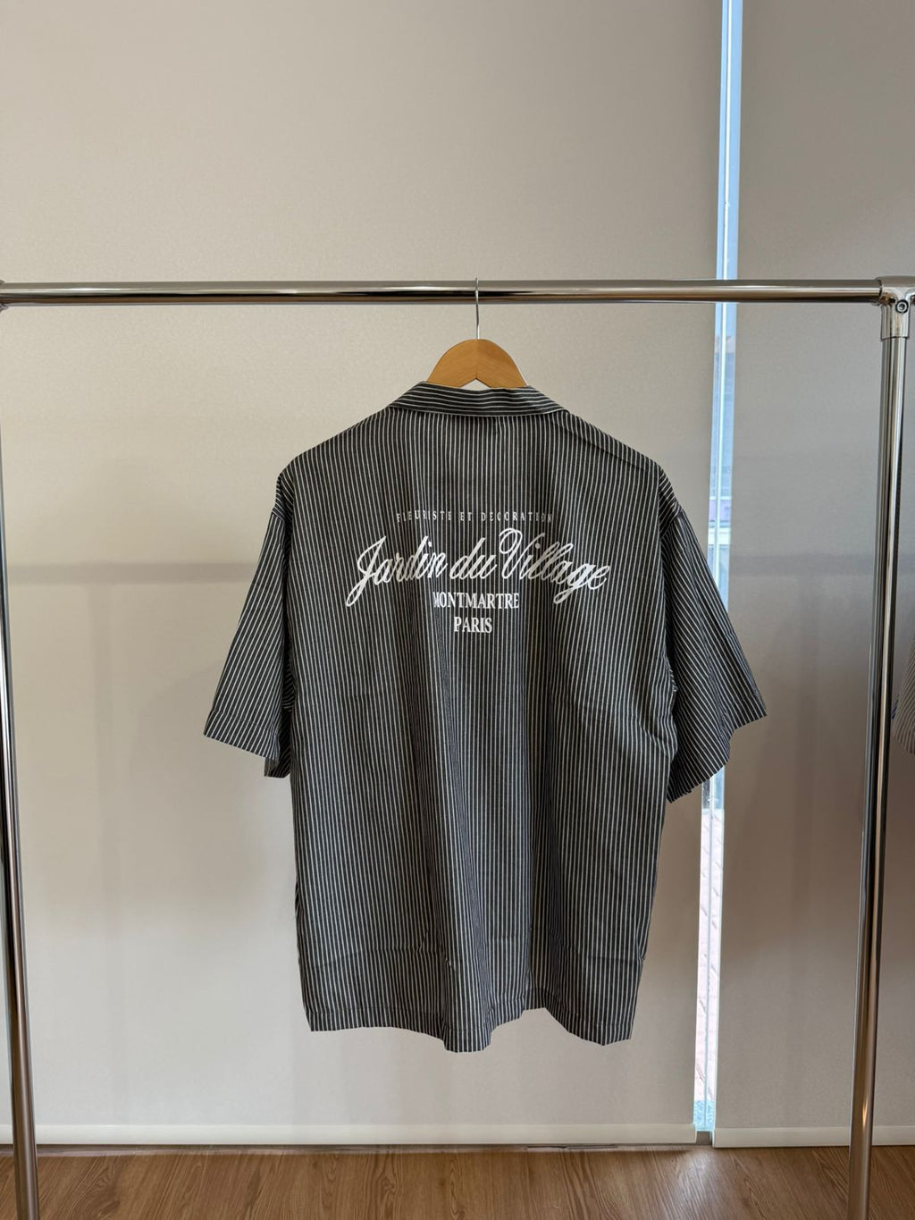 GREY SHORT-SLEEVE STRIPED SHIRT