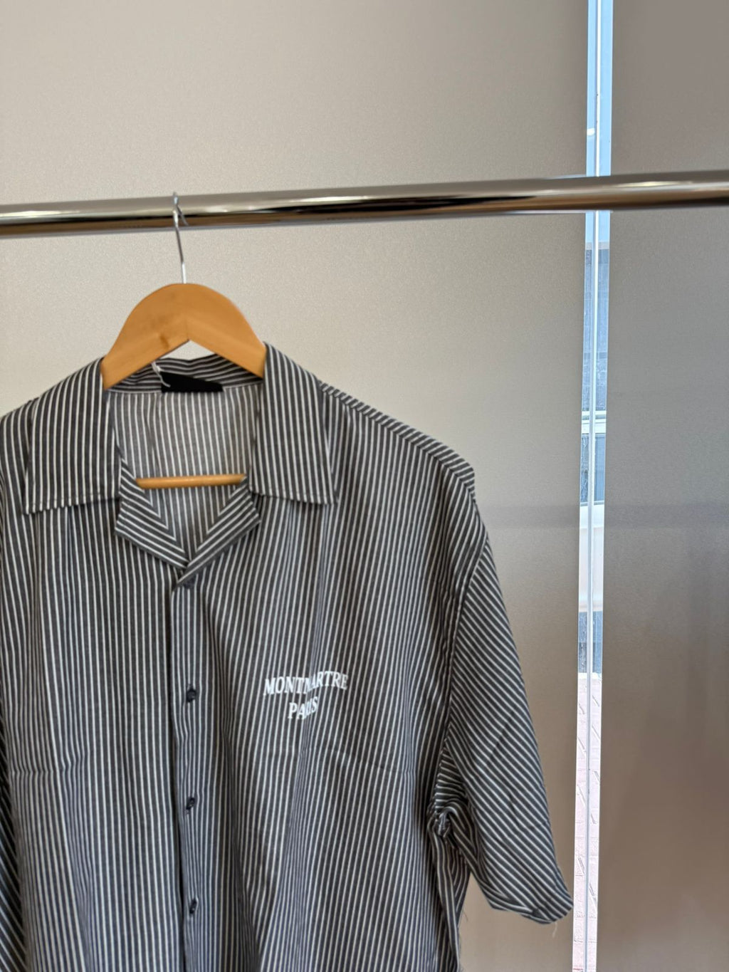 GREY SHORT-SLEEVE STRIPED SHIRT