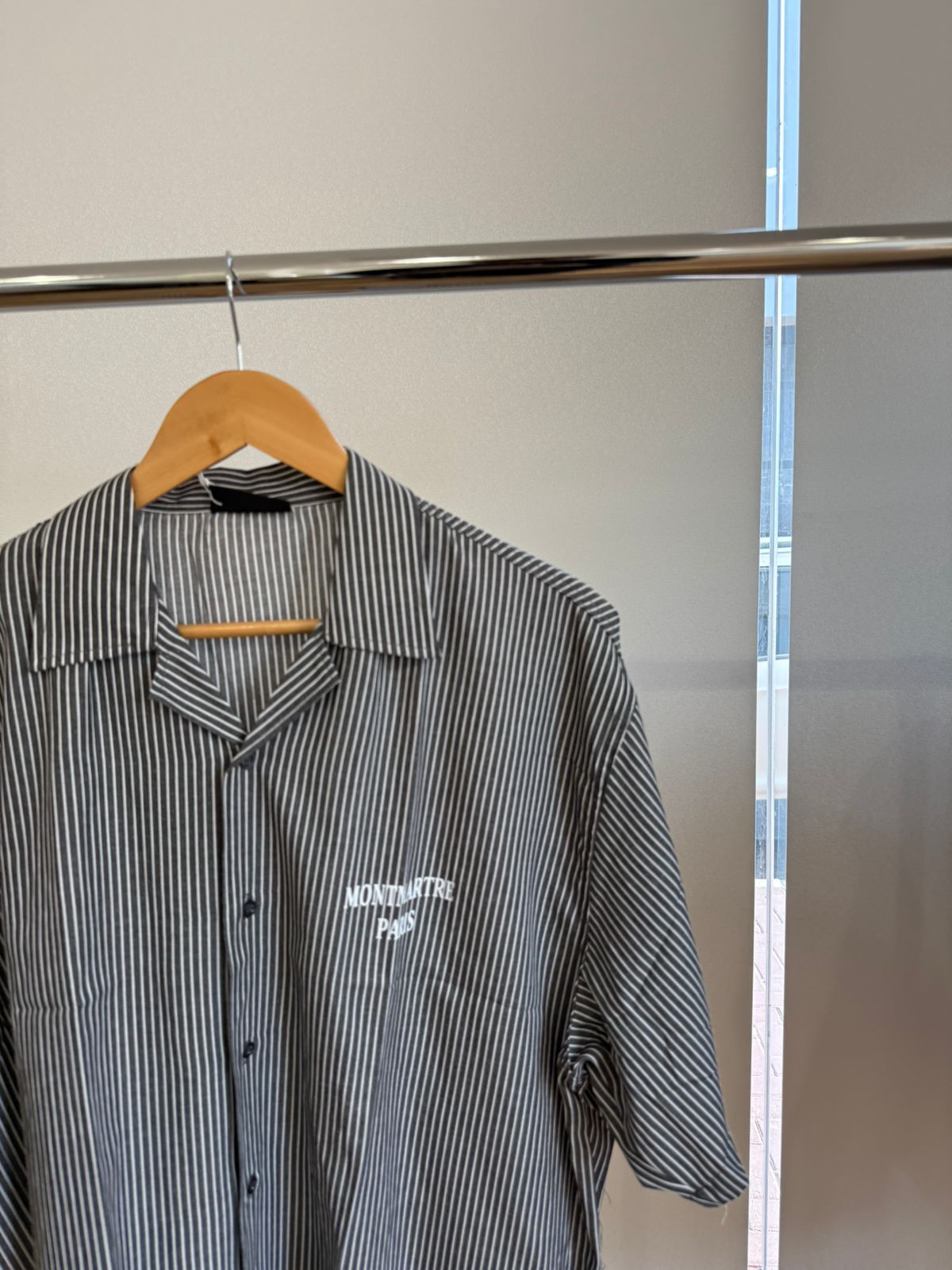 GREY SHORT-SLEEVE STRIPED SHIRT