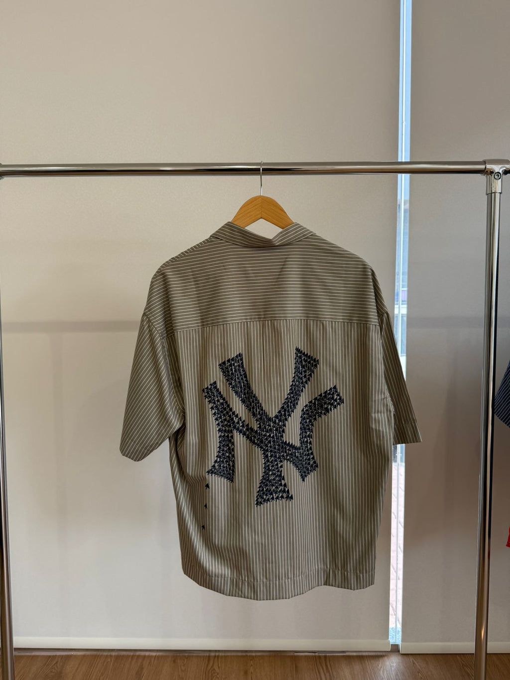 DARK BEIGE SHORT-SLEEVE STRIPED SHIRT