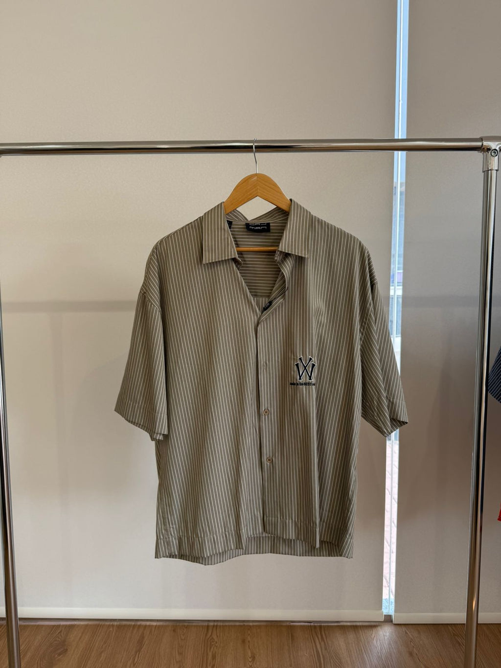 DARK BEIGE SHORT-SLEEVE STRIPED SHIRT