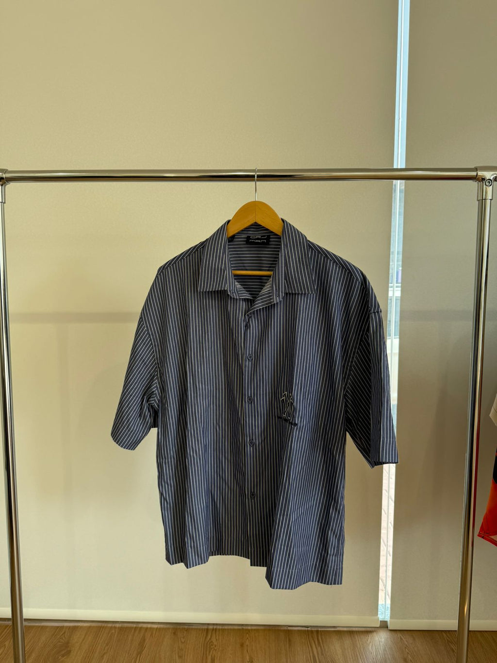 BLACK SHORT-SLEEVE STRIPED SHIRT