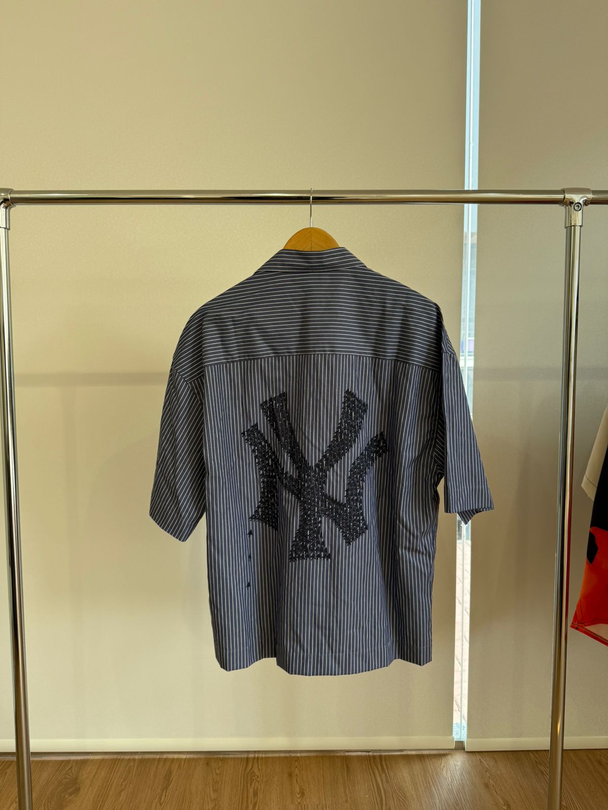 BLACK SHORT-SLEEVE STRIPED SHIRT