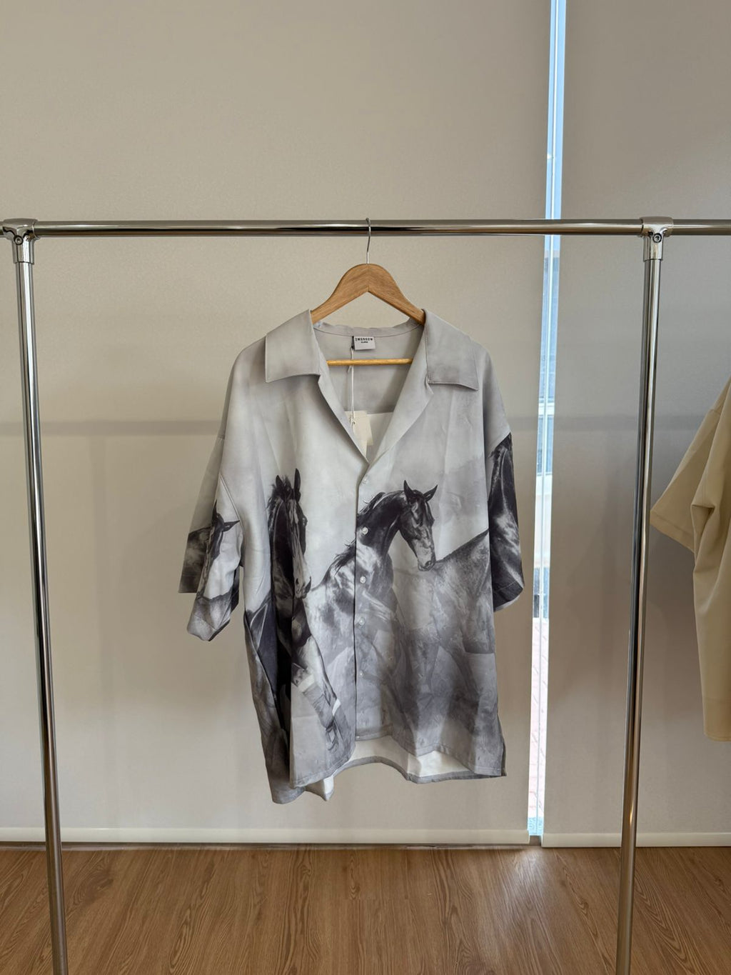 GREY SHORT-SLEEVE HORSE PRINT SHIRT