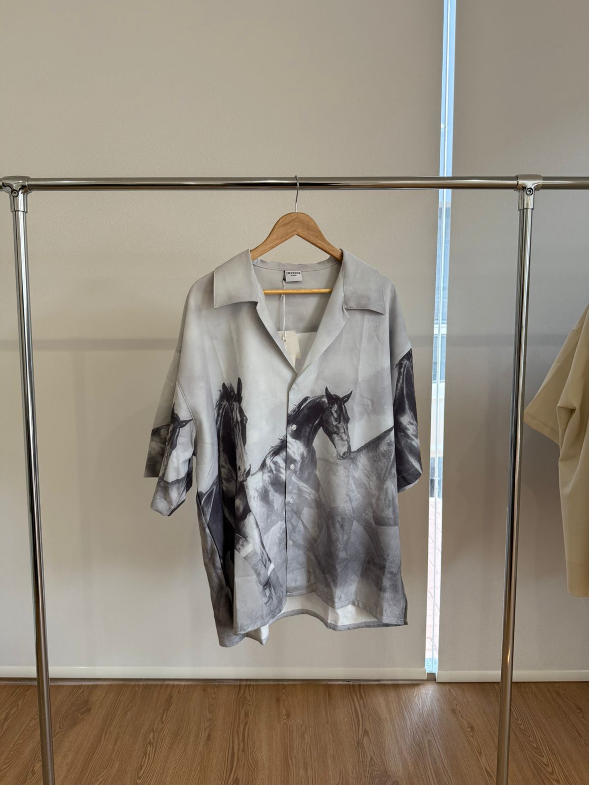 GREY SHORT-SLEEVE HORSE PRINT SHIRT