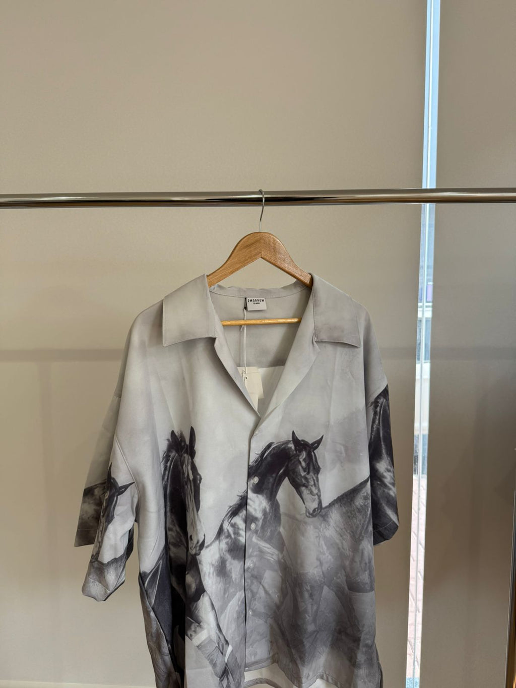 GREY SHORT-SLEEVE HORSE PRINT SHIRT
