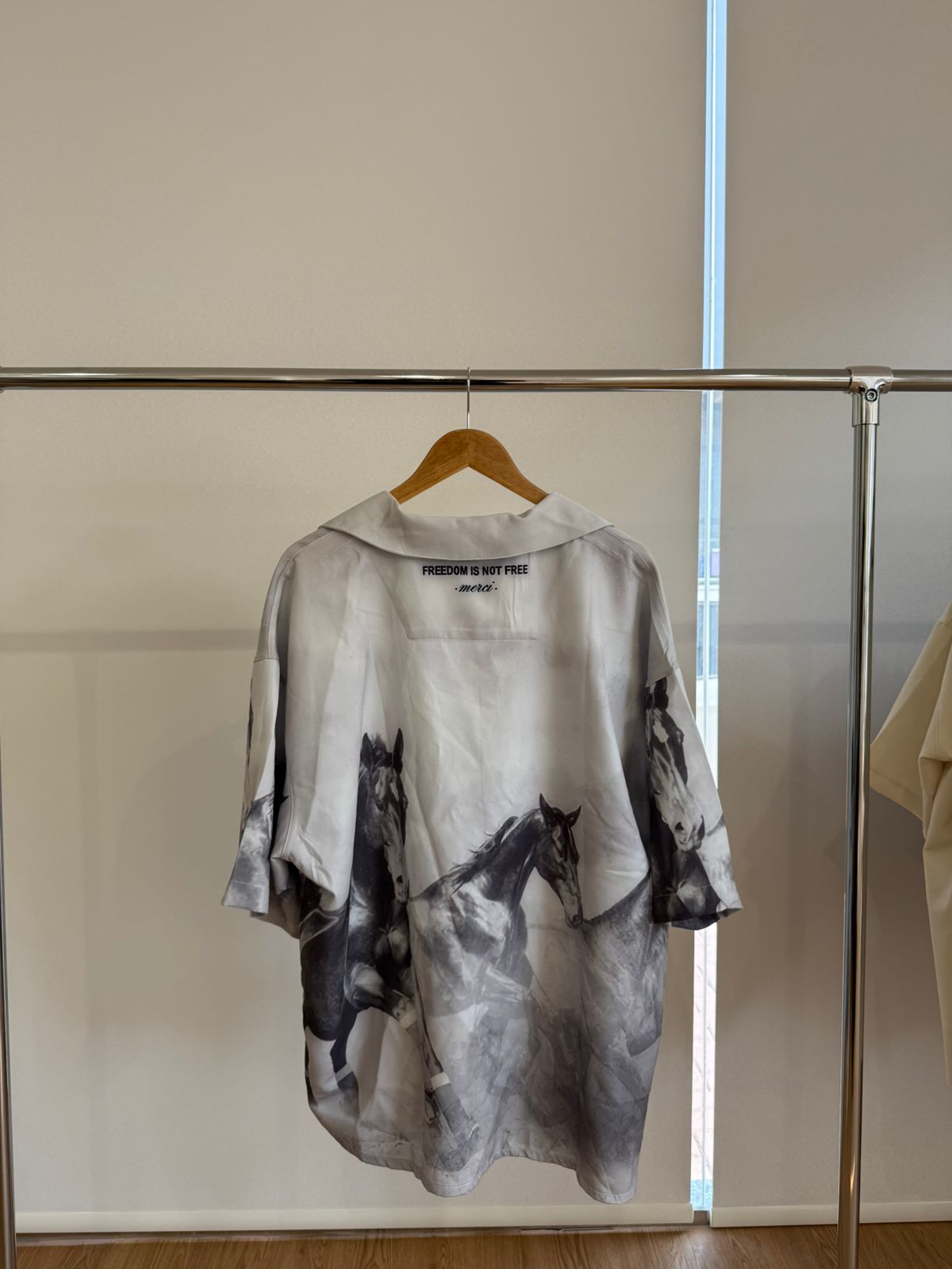 GREY SHORT-SLEEVE HORSE PRINT SHIRT