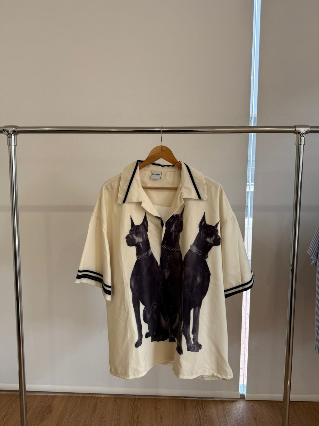 CREAM SHORT-SLEEVE DOBERMANS SHIRT