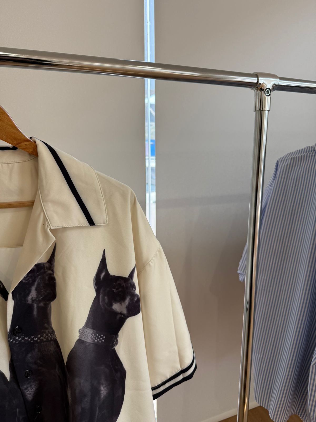 CREAM SHORT-SLEEVE DOBERMANS SHIRT