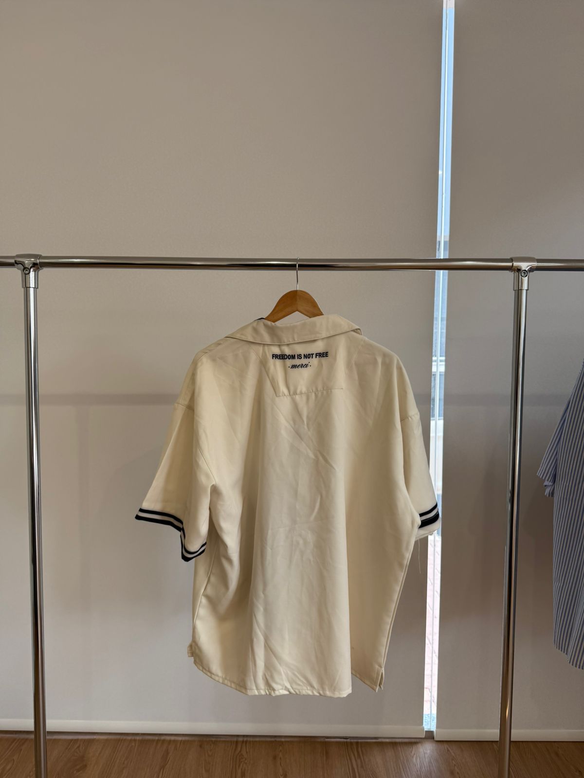 CREAM SHORT-SLEEVE DOBERMANS SHIRT