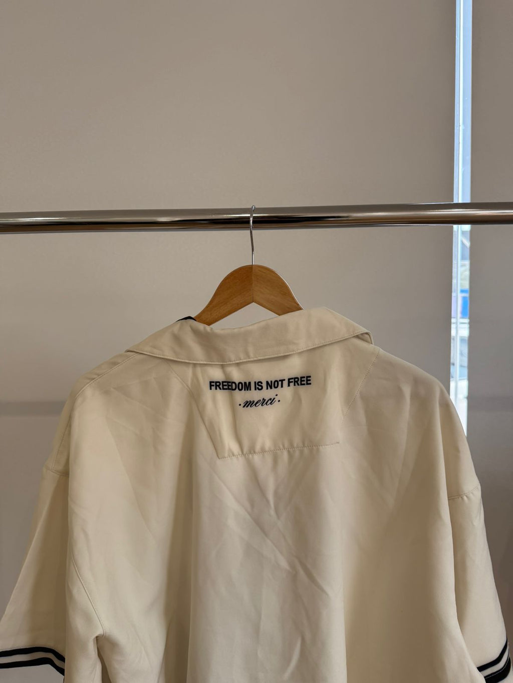 CREAM SHORT-SLEEVE DOBERMANS SHIRT