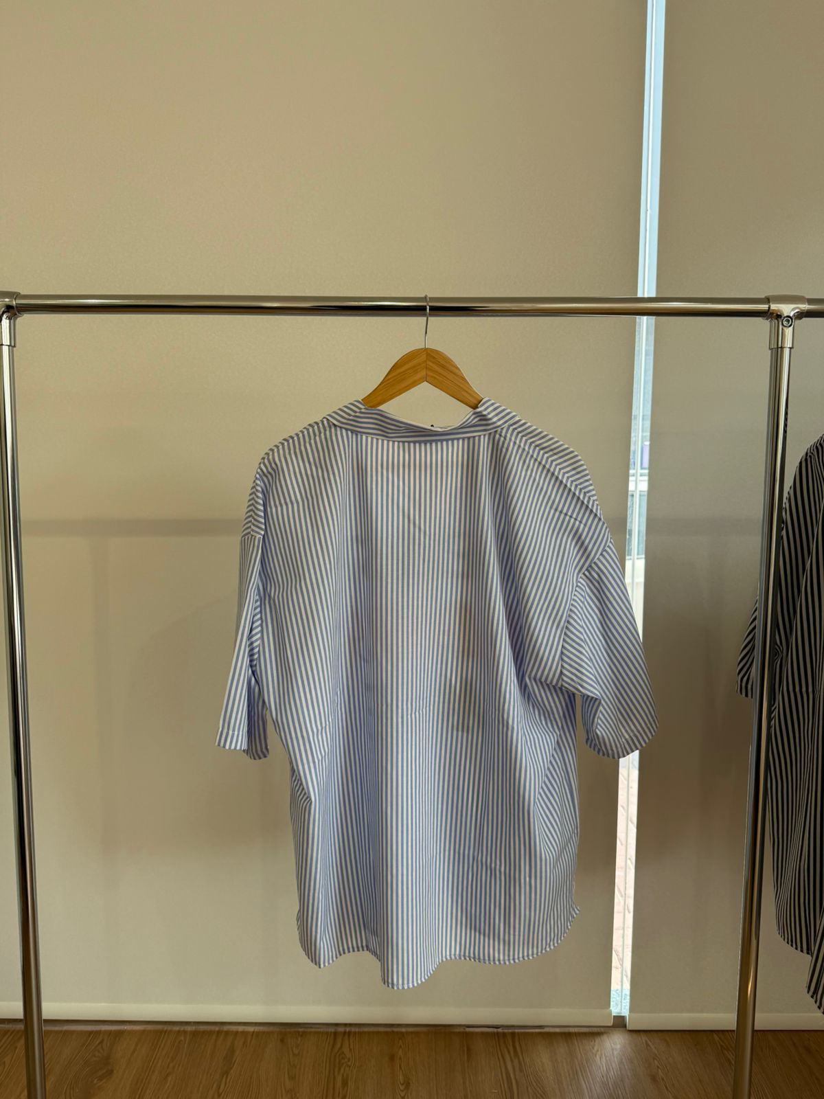 BLUE SHORT-SLEEVE STRIPED SHIRT