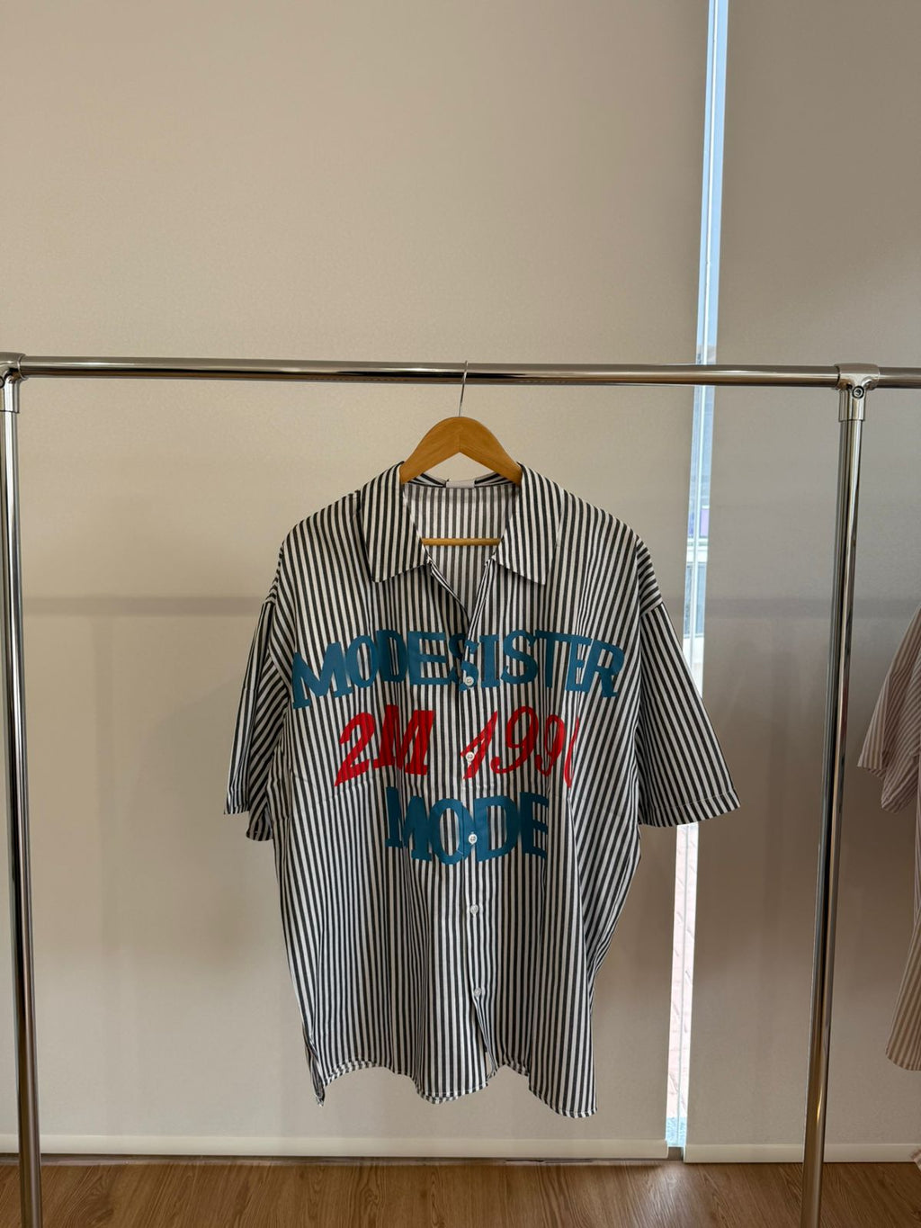 BLACK SHORT-SLEEVE STRIPED SHIRT