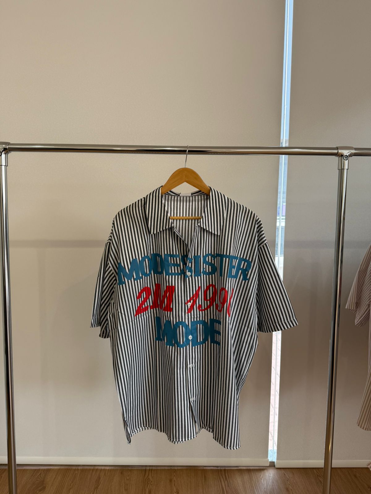 BLACK SHORT-SLEEVE STRIPED SHIRT