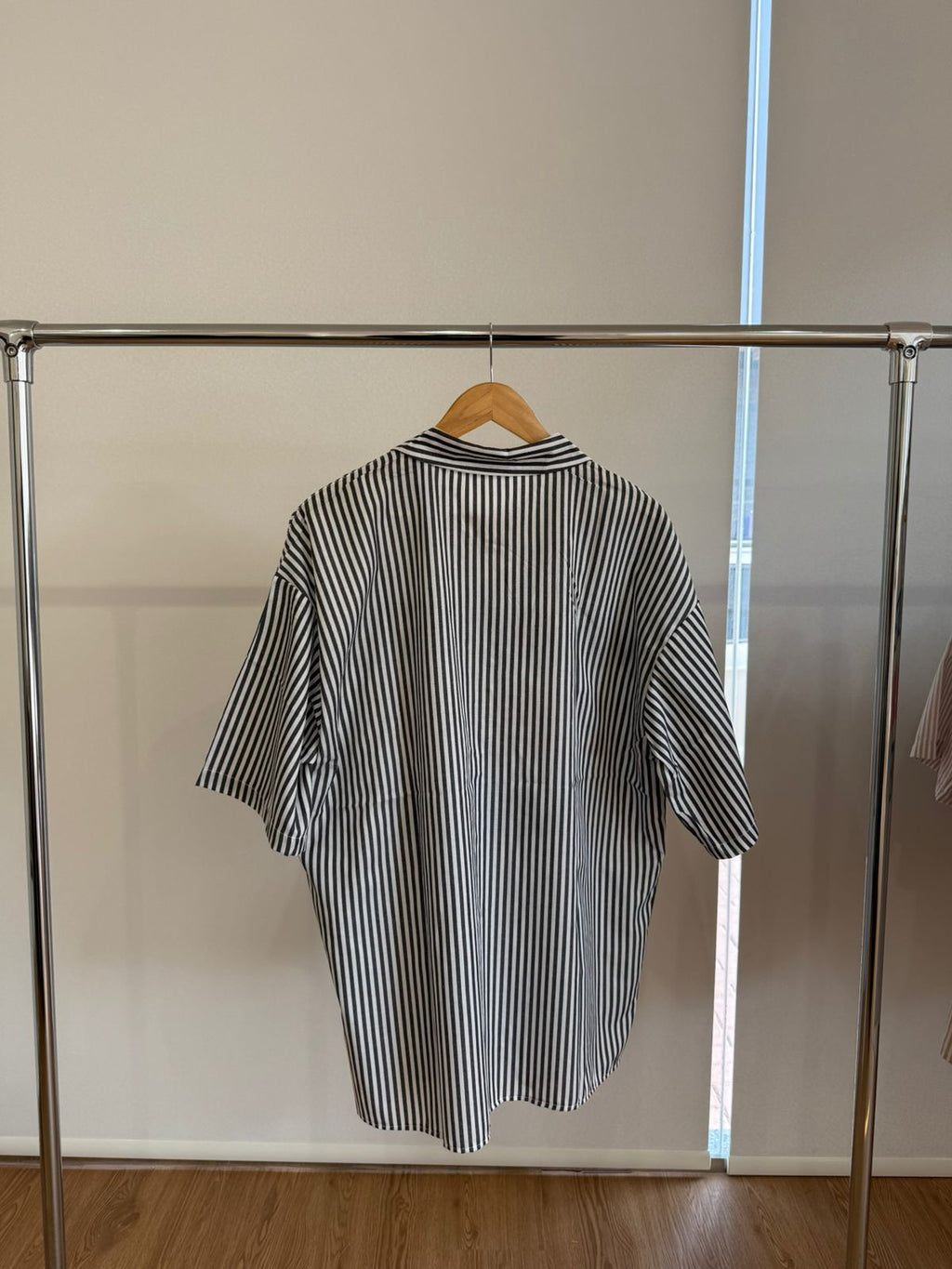 BLACK SHORT-SLEEVE STRIPED SHIRT