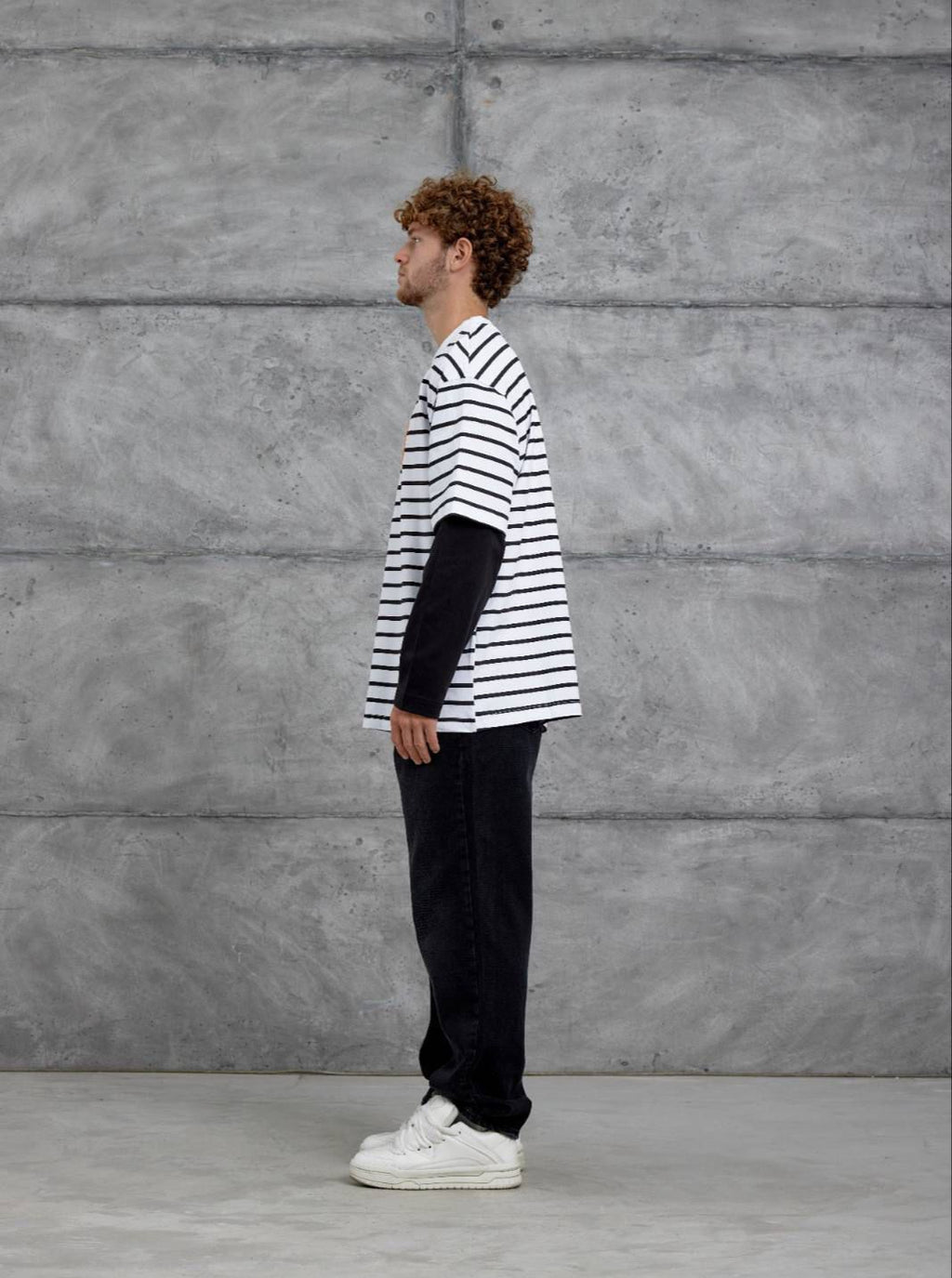 WHITE STRIPED BLACK-SLEEVE SWEATSHIRT