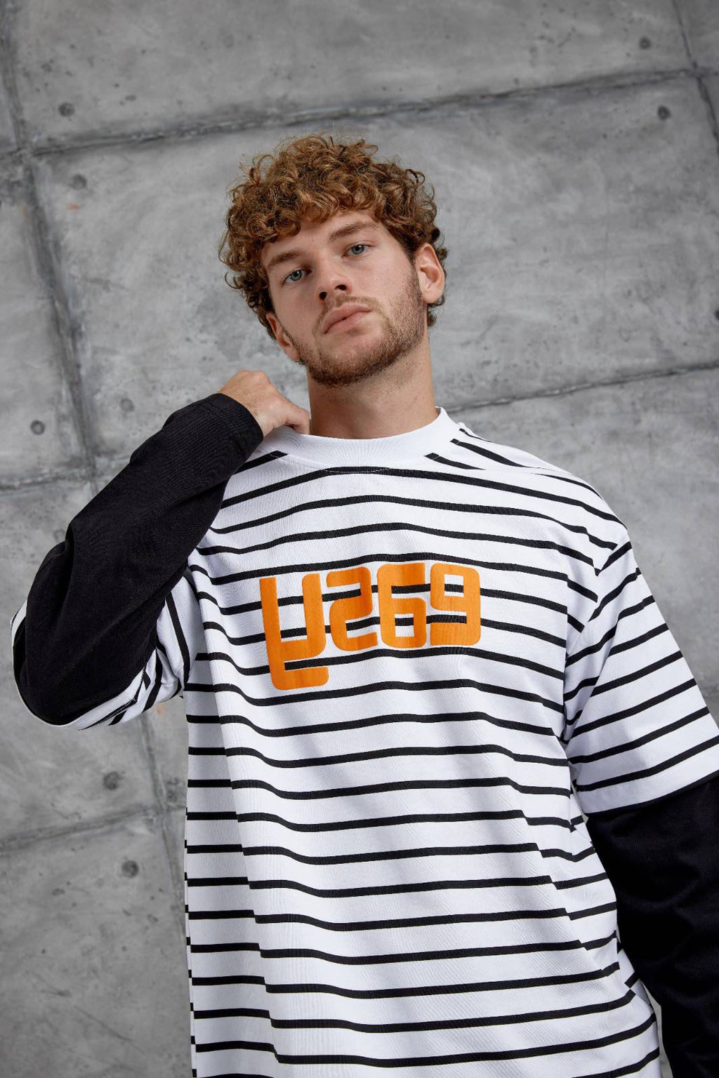 WHITE STRIPED BLACK-SLEEVE SWEATSHIRT