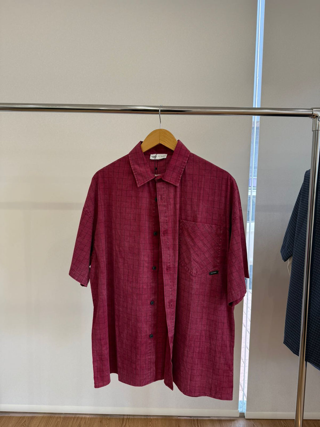 BURGUNDY SHORT-SLEEVE WINDOWPANE CHECK SHIRT