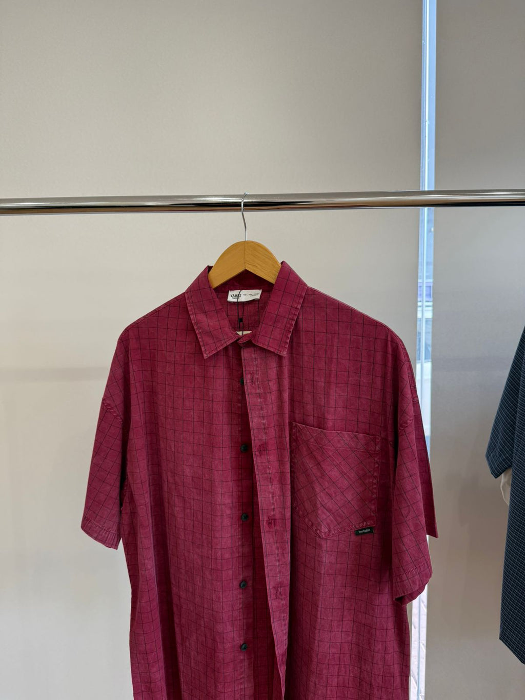 BURGUNDY SHORT-SLEEVE WINDOWPANE CHECK SHIRT