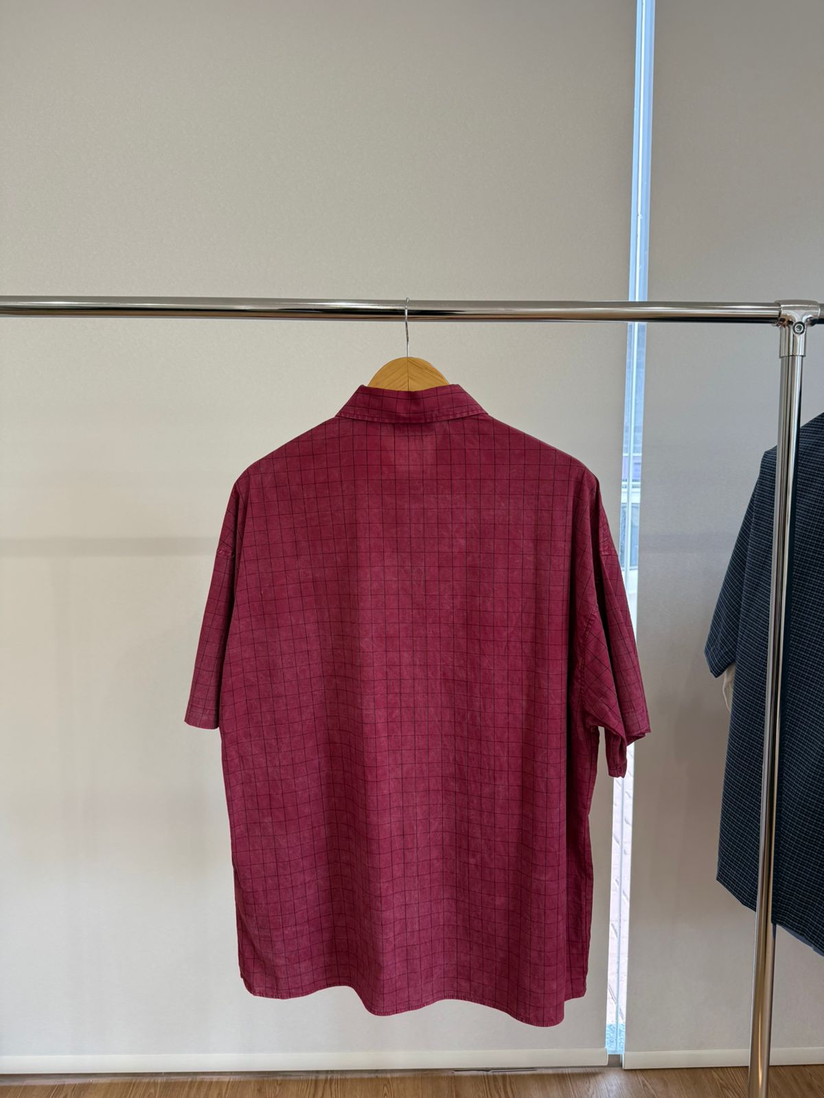 BURGUNDY SHORT-SLEEVE WINDOWPANE CHECK SHIRT