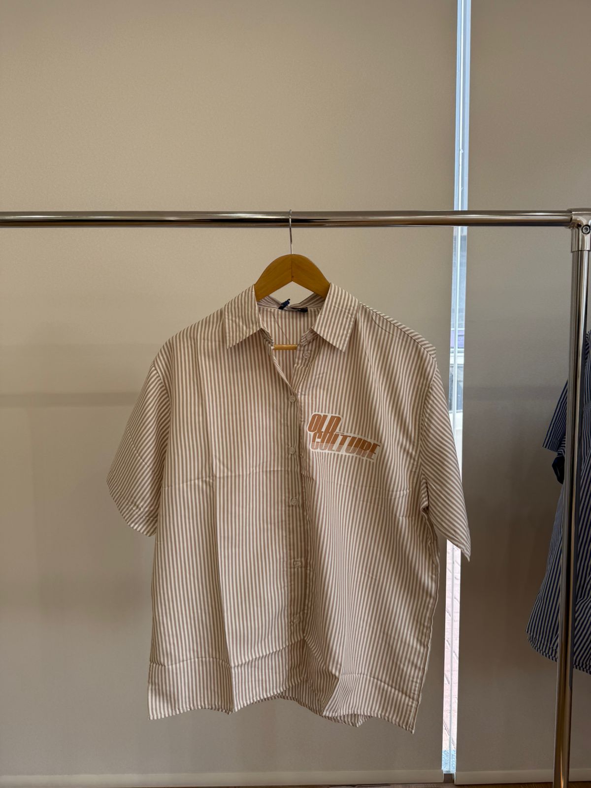 BEIGE & WHITE SHORT-SLEEVE STRIPED SHIRT