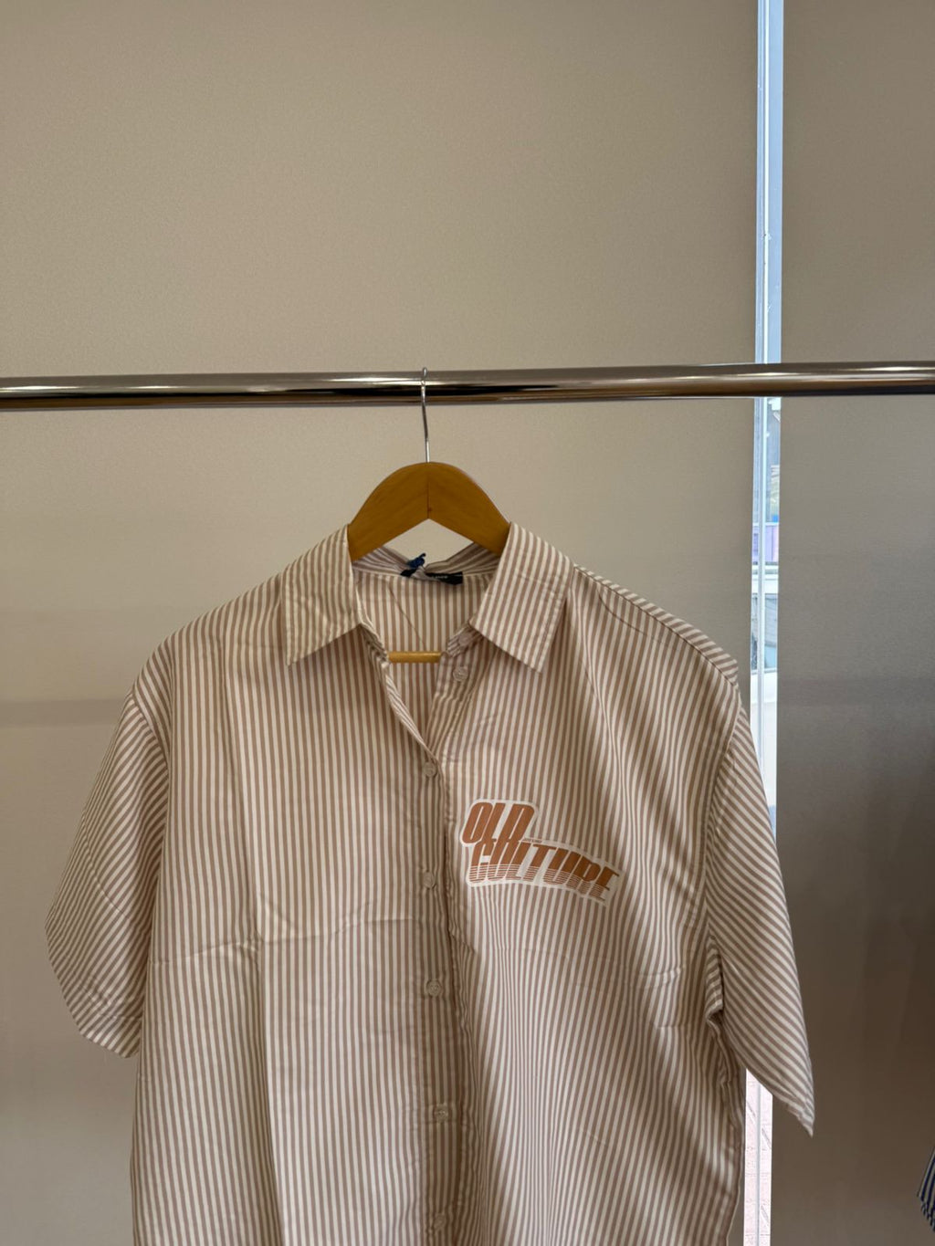 BEIGE & WHITE SHORT-SLEEVE STRIPED SHIRT