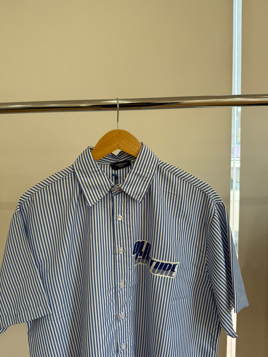 BLUE SHORT-SLEEVE STRIPED SHIRT