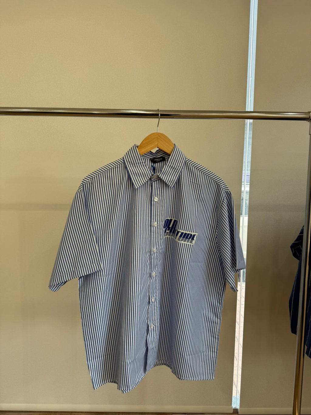 BLUE SHORT-SLEEVE STRIPED SHIRT
