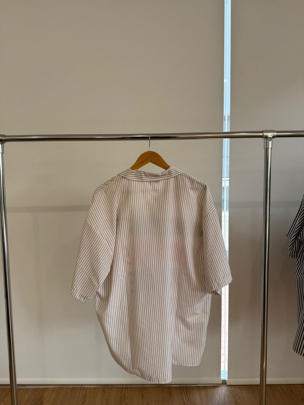 BEIGE SHORT-SLEEVE STRIPED SHIRT