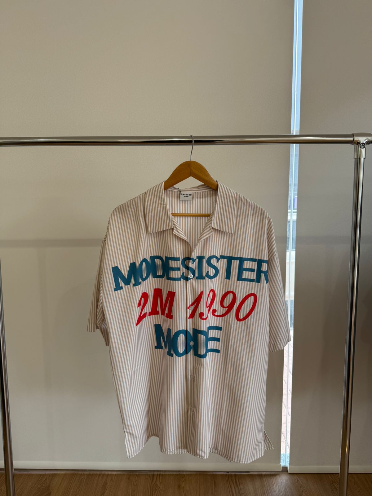 BEIGE SHORT-SLEEVE STRIPED SHIRT